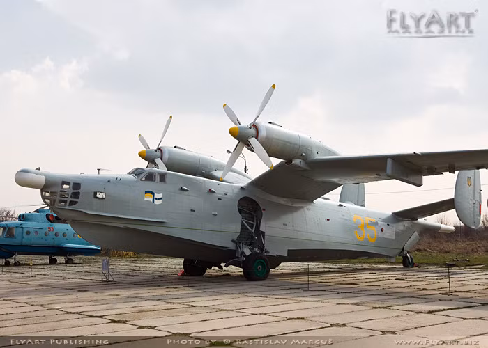 Thủy phi cơ chống ngầm Be-12.