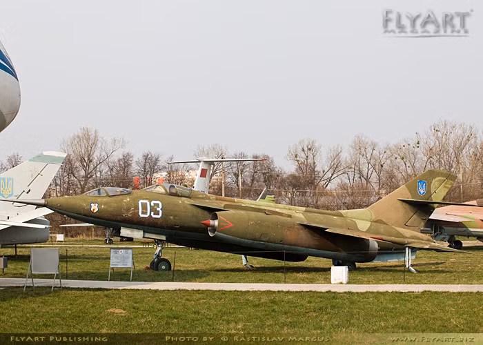 Máy bay tiêm kích/huấn luyện phi công Yak-28U.