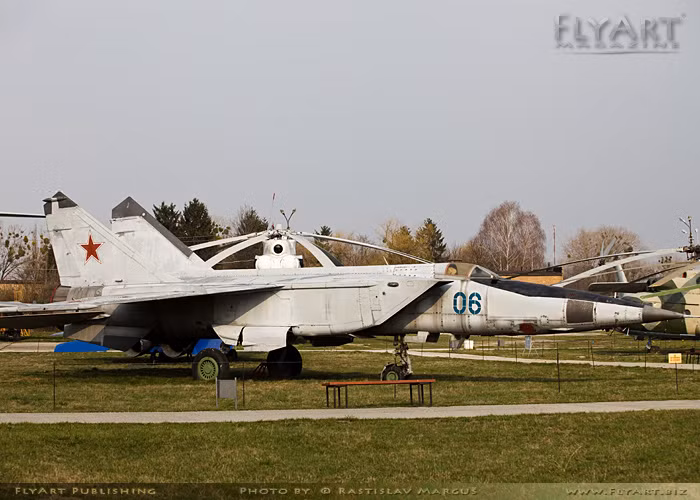 Máy bay trinh sát siêu âm MiG-25RB.