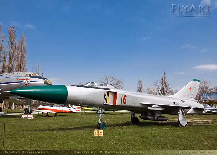 Máy bay tiêm kích đánh chặn siêu âm Su-15.