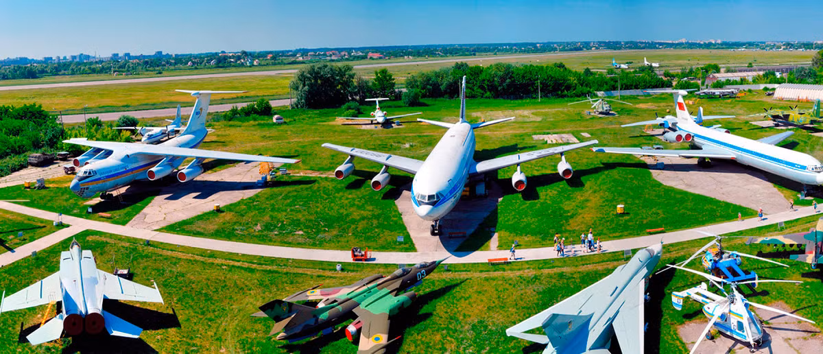 Thật không ngoa khi nói rằng “Nga có cái gì, Ukraine có cái đó” – quốc gia thứ 2 sau Nga thừa hưởng thành tựu của Liên bảng Xô Viết cũng sở hữu một trong bảo tàng hàng không lớn nhất thế giới, gần tương tự bảo tàng Monimo của Nga. Bảo tàng hàng không quốc gia Ukraine hiện là nơi lưu giữa gần 100 máy bay và trang bị quân sự (bom, tên lửa, rocket) các loại do Liên Xô sản xuất.