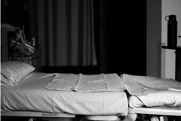 Vao vien chua sot xuat huyet, be gai chet oan vi thang may