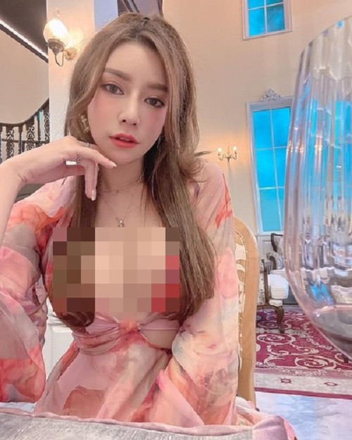 Cũng nhờ khuôn mặt xinh như búp bê, làn da trắng hồng mịn màng và gu thời trang bắt mắt, bốc lửa, hot girl người Thái luôn là tâm điểm chú ý mỗi khi xuất hiện.