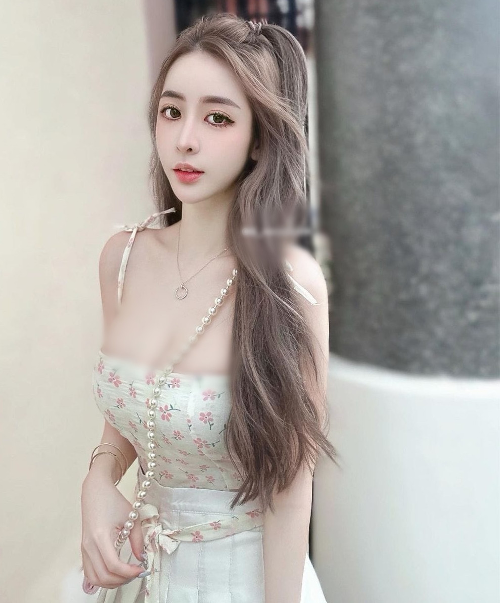 Hanna nổi tiếng với gu thời trang gợi cảm nhưng bánh bèo tiểu thư, chỉ cần nhìn thoág qua cũng rất hút mắt.