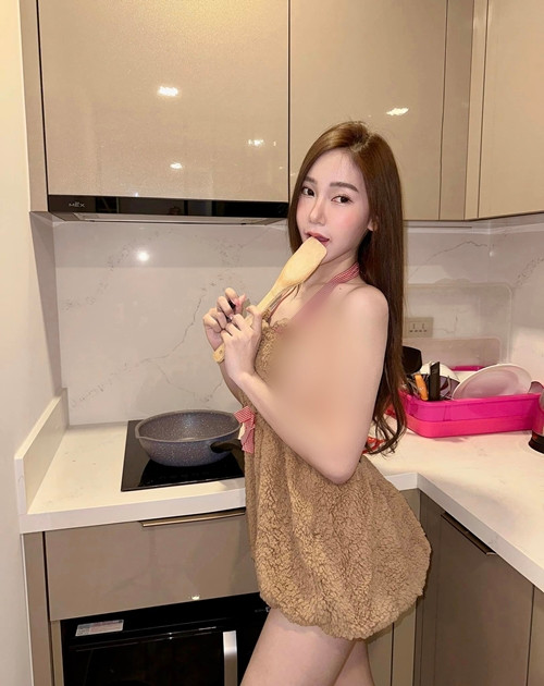 Trong một số hình ảnh, thậm chí hot girl người Thái Lan này không mặc nội y, chỉ diện một chiếc tạp dề, khéo léo khoe đôi gò bồng đảo lấp ló.