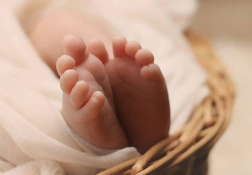 Dua con cho bao mau, me uat nghen khi con chet nong trong xe