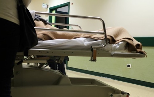 Dang kham benh thi bo ve, co gai suyt chet vi chu quan