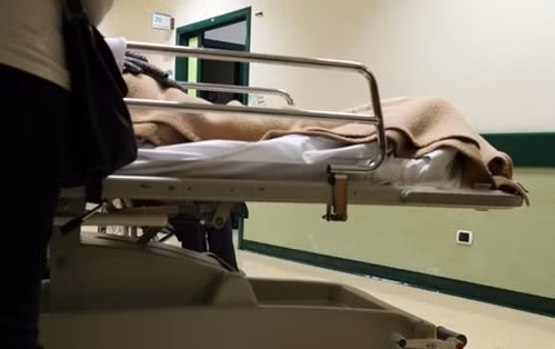 Dang kham benh thi bo ve, co gai suyt chet vi chu quan