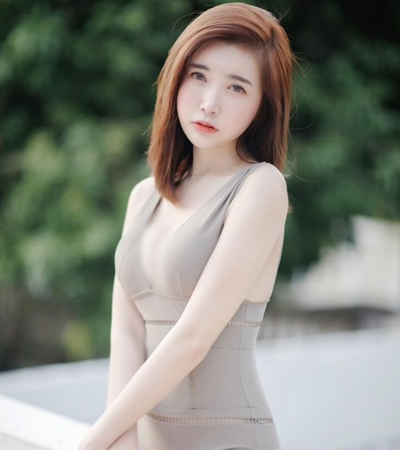 Dù từng phải nhận về vô số chỉ trích bởi gu thời trang phản cảm của mình, hot girl vẫn không thay đổi.