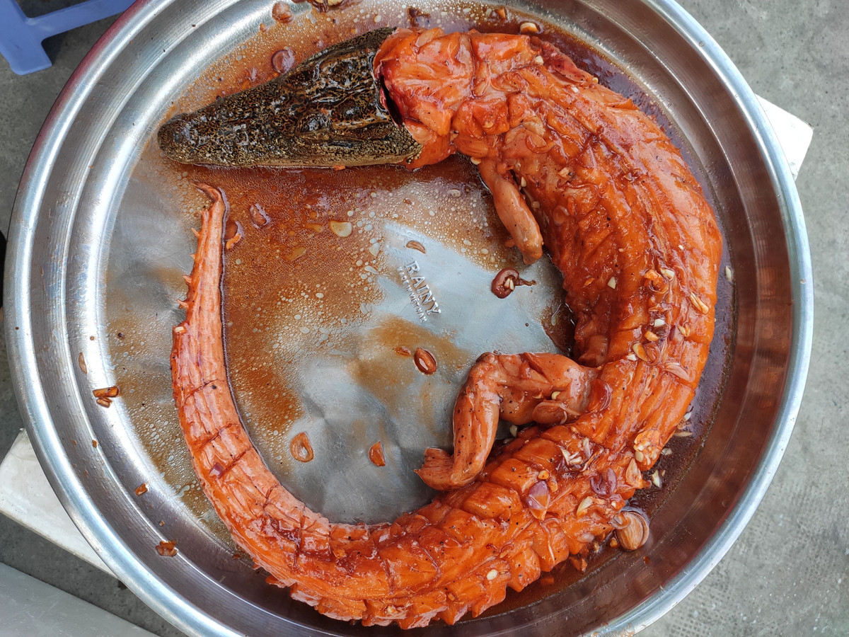 Có thể thưởng thức thịt cá sấu như một món ăn riêng lẻ hoặc kết hợp với các món gia vị, nước sốt hoặc rau sống để tăng thêm hương vị và sự phong phú cho món ăn.