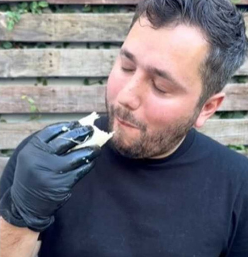 Vì không thể lột da đầu cá sấu và con cá sấu cũng có kích thước nhỏ nên anh đã nướng với công thức tự mình sáng tạo. Theo nam đầu bếp, hương vị thịt cá sấu rất ngon. Anh cũng cảm ơn mọi người đã đóng góp ý kiến, nhưng hy vọng rằng sẽ không bị bạo lực mạng.