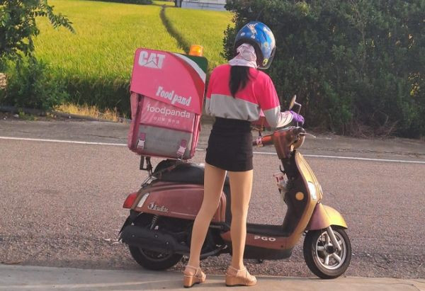 Nhan vien giao hang mac vay ngan bo sat va su that ngo ngang