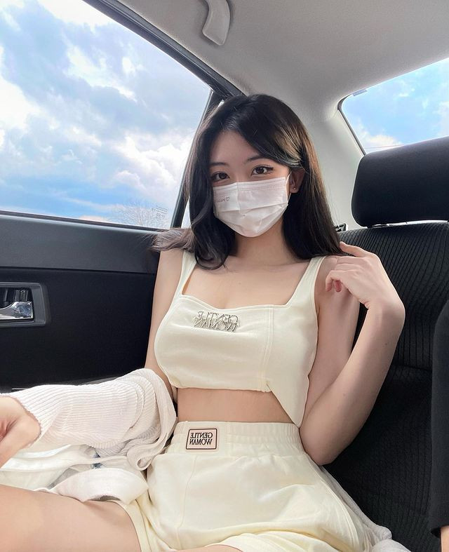 Đặc biệt, các đường nét của hot girl xinh đẹp này vô cùng tự nhiên, không giống như những hot girl chỉnh sửa, phẫu thuật thẩm mỹ.