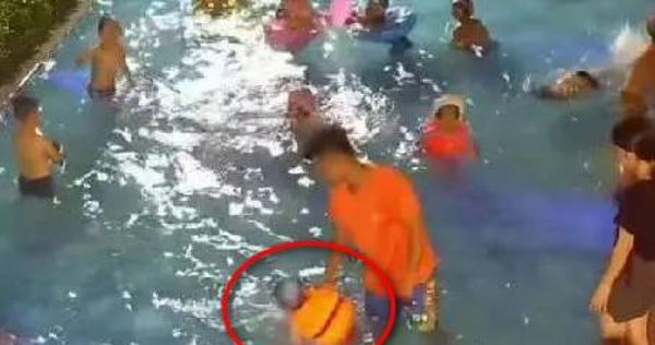 Con trai duoi nuoc 5 lan, bo me van khong xuat hien