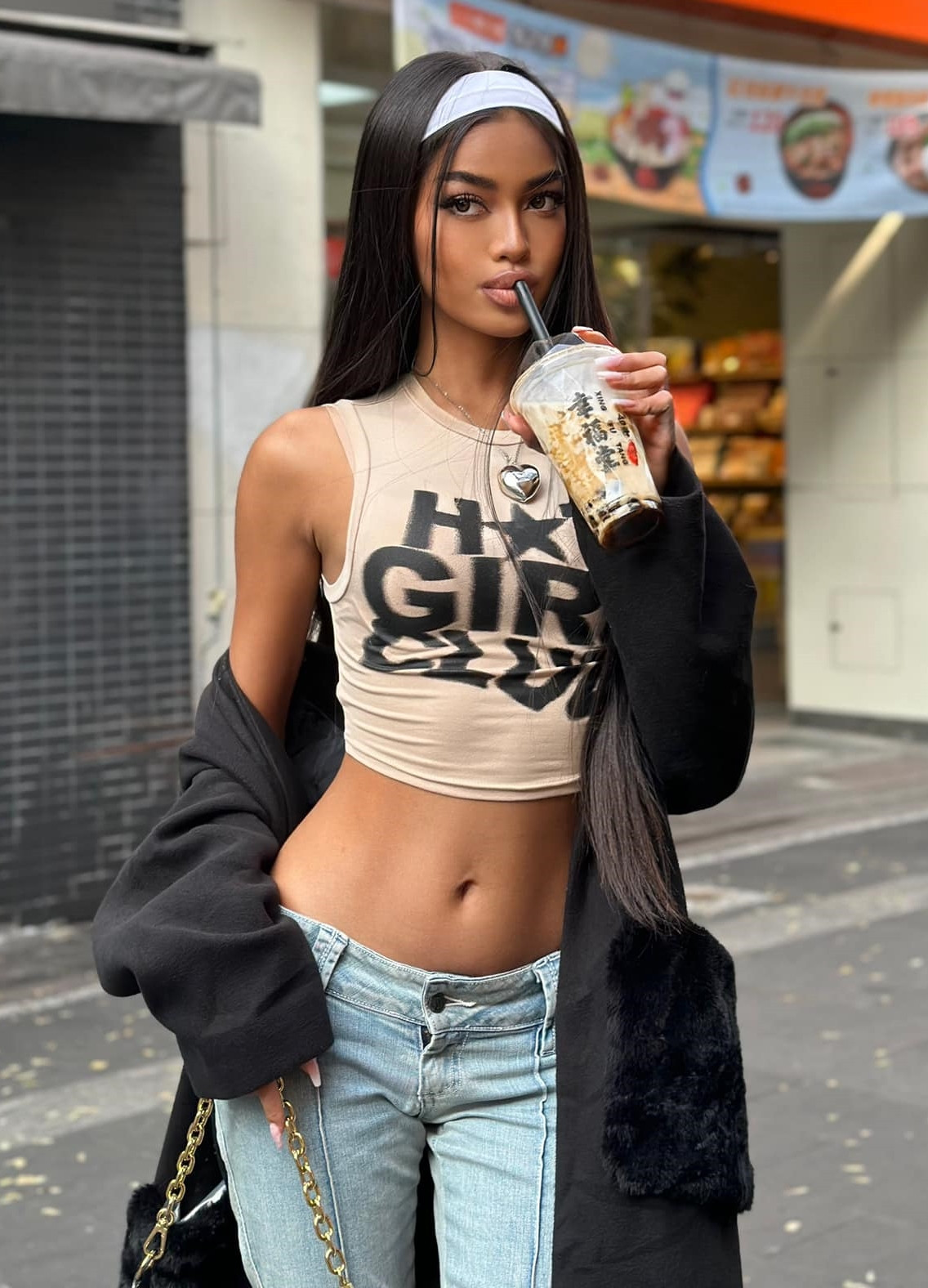 Phong cách ăn mặc của Thanya Kambridge cũng được đánh giá chẳng khác nào búp bê, tràn đầy sự trẻ trung, gợi cảm.