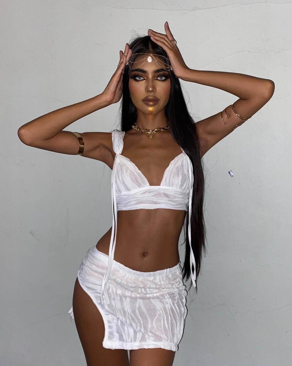 Sau khi tốt nghiệp, cô nàng lại theo đuổi con đường làm người mẫu chuyên nghiệp và đang nhận được sự chú ý nhất định.