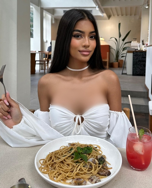 Theo tìm hiểu, Thanya Kambridge tốt nghiệp chuyên ngành tiếng Anh thương mại của Đại học Sripatum, một trong những trường đại học tư thục lâu đời và danh tiếng nhất ở Bangkok, Thái Lan.