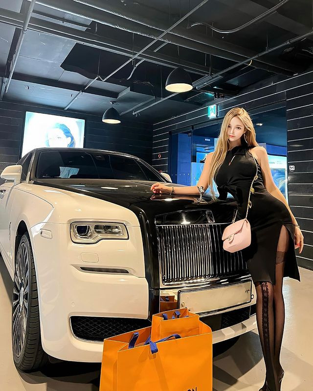 Được biết, để duy trì vẻ đẹp như búp bê này, Seo Yoo A đã tập luyện rất chăm chỉ, cô nàng là tín đồ của bộ môn pilates nhiều năm và hiện vẫn duy trì.