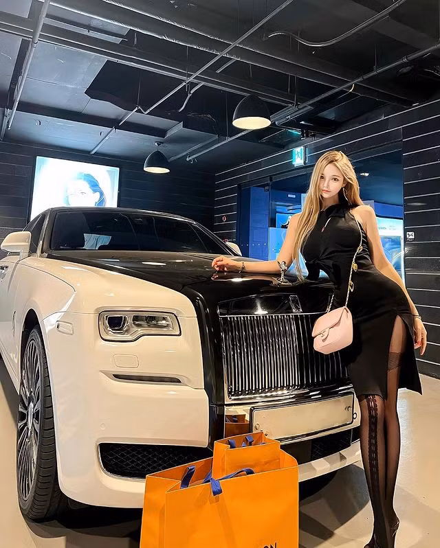 Được biết, để duy trì vẻ đẹp như búp bê này, Seo Yoo A đã tập luyện rất chăm chỉ, cô nàng là tín đồ của bộ môn pilates nhiều năm và hiện vẫn duy trì.