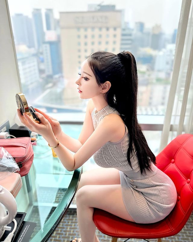 Tuy có nhiều nghi vấn về phẫu thuật thẩm mỹ, dao kéo cả cơ thể nhưng không thể phủ nhận, Seo Yoo A mặc gì cũng đẹp.