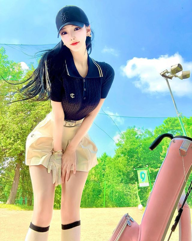 Không giống như những hot girl Hàn Quốc khác, Seo Yoo A có phong cách vừa gợi cảm vừa tiểu thư, sang chảnh.