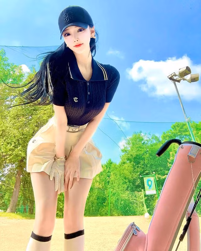 Không giống như những hot girl Hàn Quốc khác, Seo Yoo A có phong cách vừa gợi cảm vừa tiểu thư, sang chảnh.