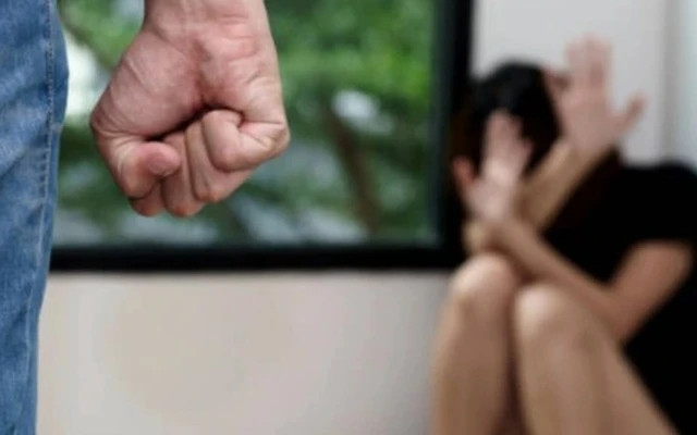 Ghen tuong, chong danh dap lot do vo giua pho gay soc