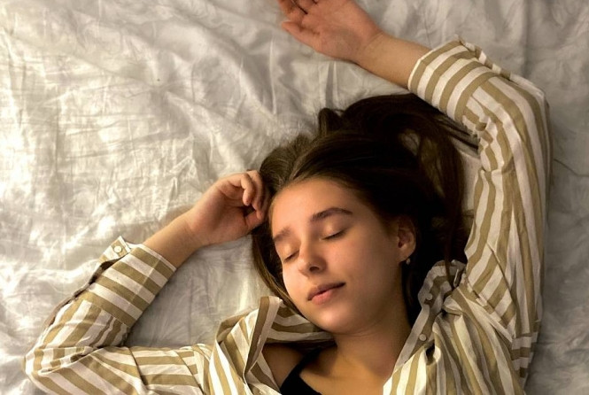 Thich gio tay qua dau khi ngu, de mac phai benh nay