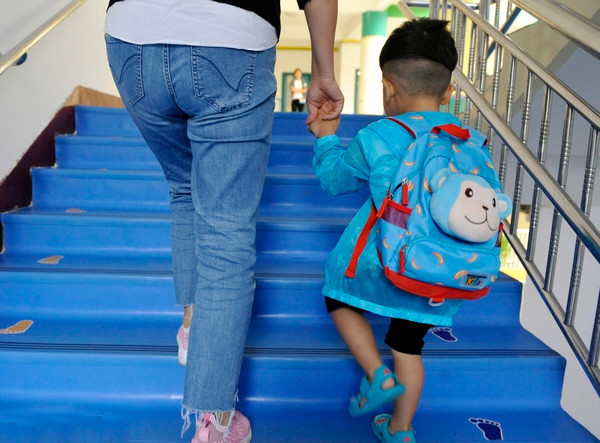 Thay do cho hoc sinh, co giao mam non phat hien chuyen dau long