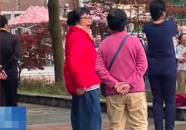 Giua he oi nong, nguoi phu nu mac ao bong va su that