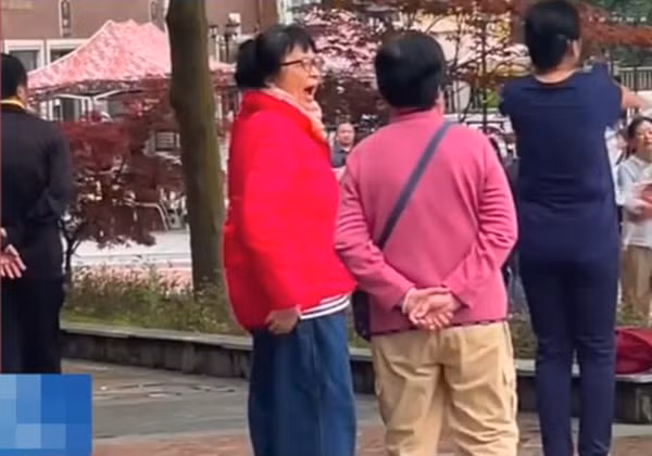 Giua he oi nong, nguoi phu nu mac ao bong va su that