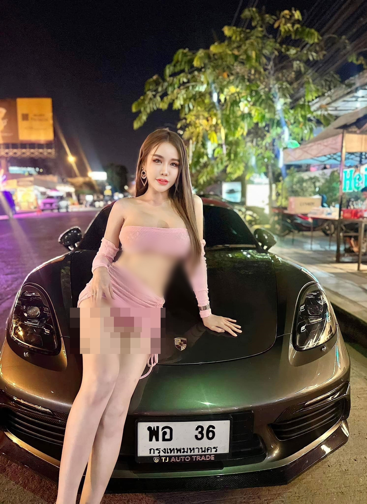 Cùng với đó, cô nàng cũng hứng chịu "gạch đá" khi diện đồ siêu ngắn, khoe đường cong cơ thể bên chiếc xe sang.