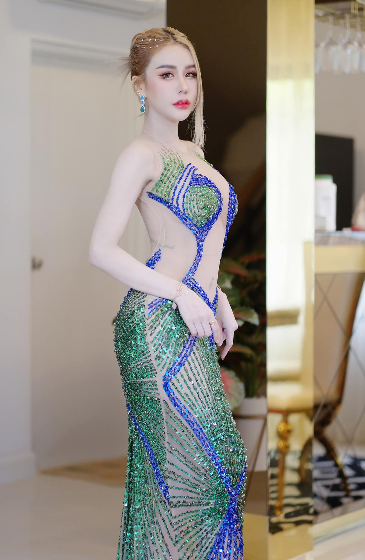 Trước đó, Prapatsara Kongpanus cũng gây xôn xao với những bộ trang phục xuyên thấu.