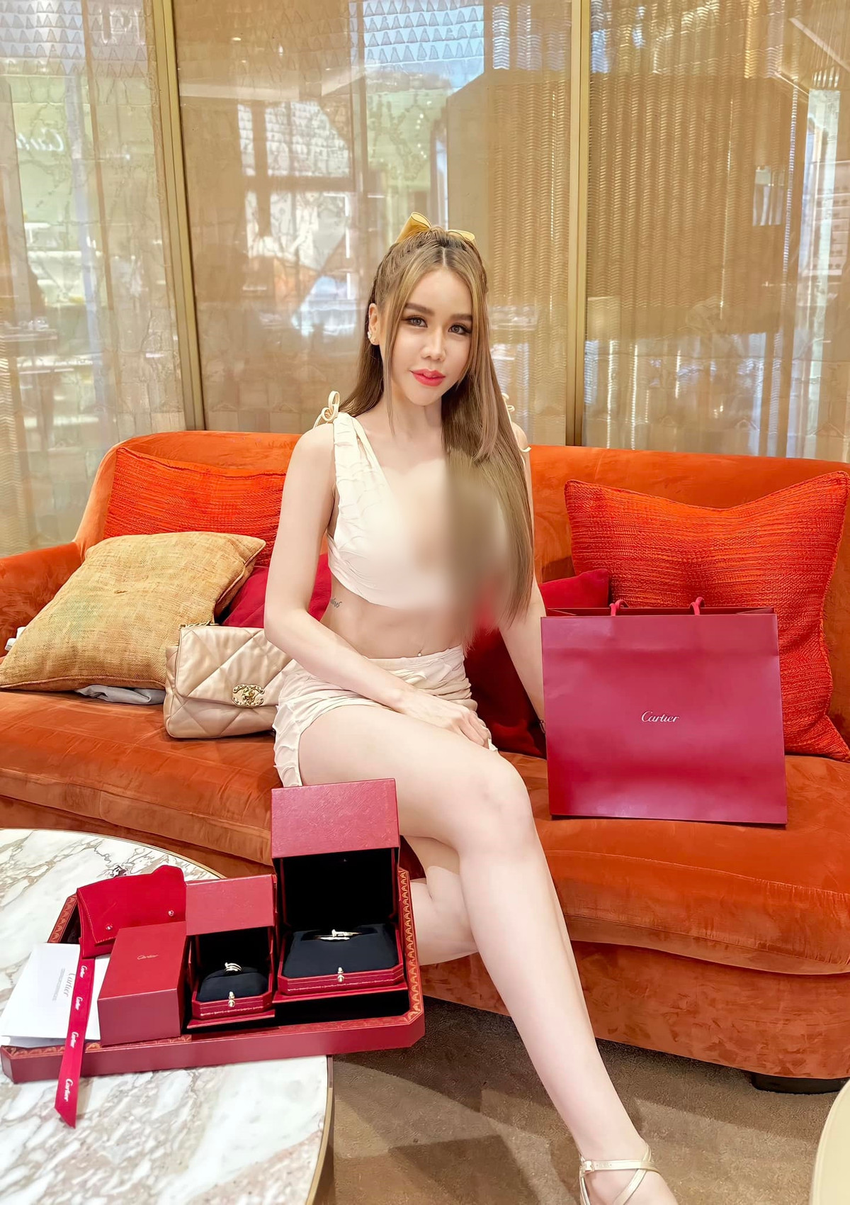 Tuy nhiên, họ cũng mong rằng hot girl gợi cảm biết tiết chế lại trong những lần xuất hiện.