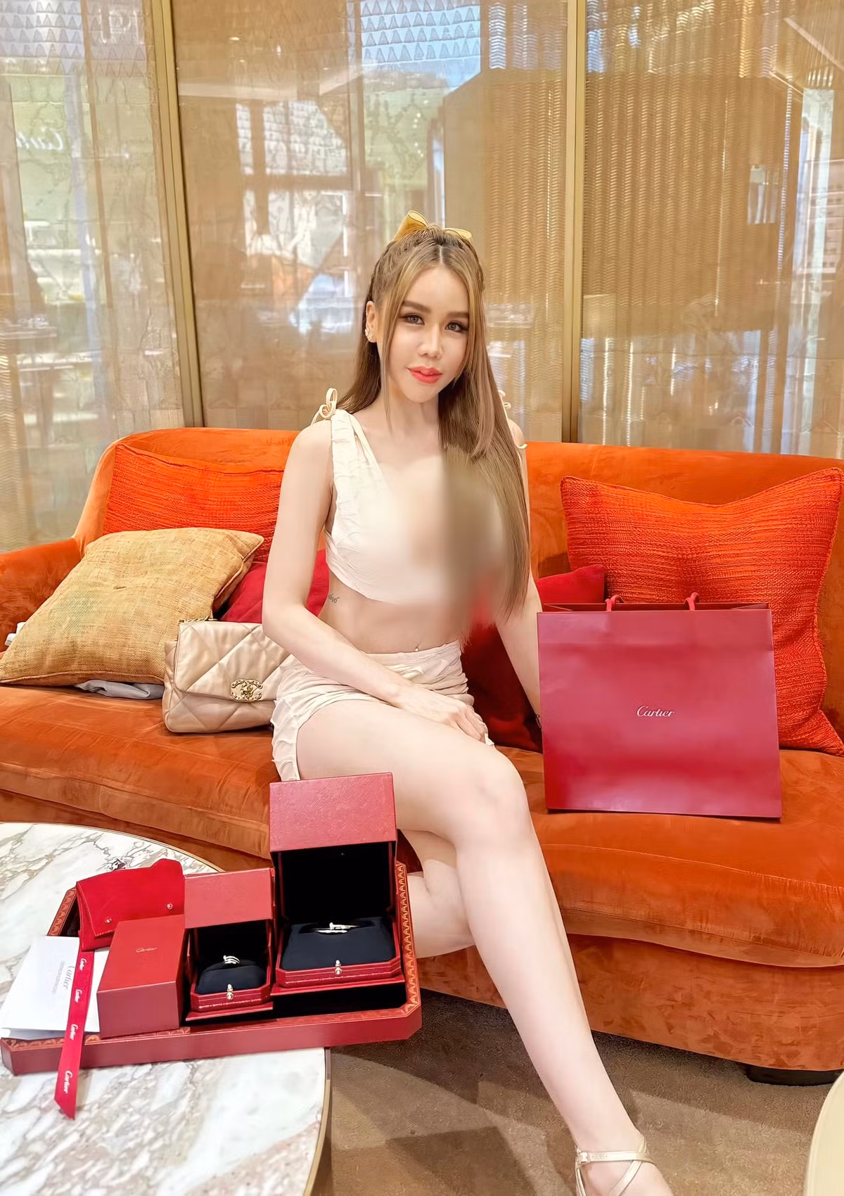 Tuy nhiên, họ cũng mong rằng hot girl gợi cảm biết tiết chế lại trong những lần xuất hiện.