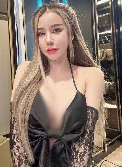 Cô nàng cũng đạt được nhiều thành tích mà các hot girl khác mơ ước, có mặt tại nhiều sự kiện tầm cỡ.