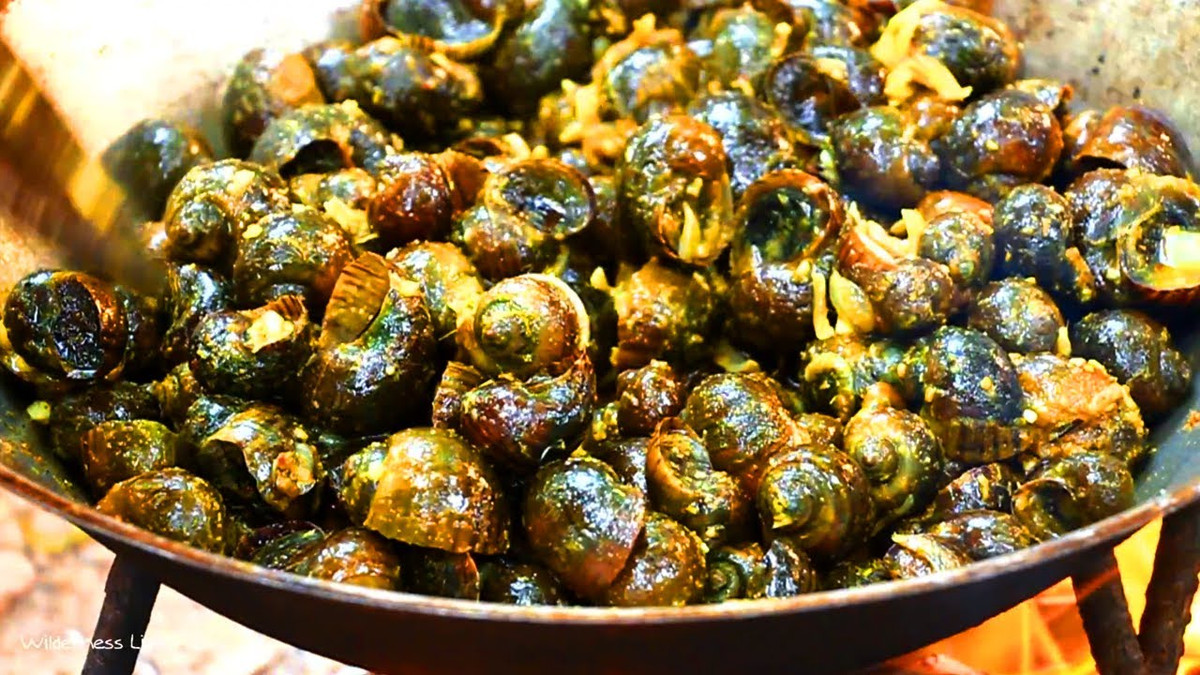 Món ăn này có hương vị đậm đà, thường được ăn kèm với cơm hoặc bánh mì ở Ấn Độ.