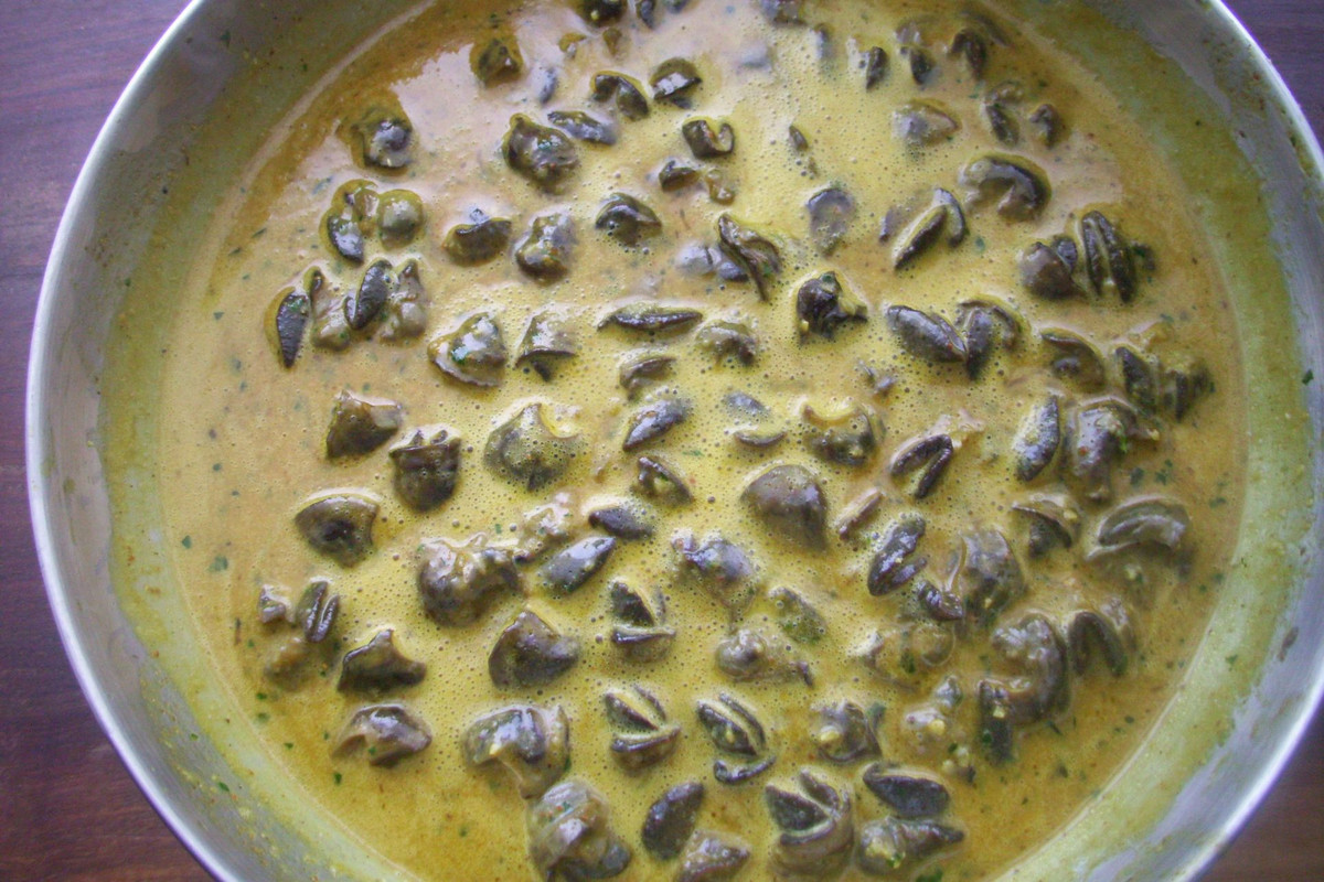 Món ăn này còn được gọi là "Escargots Curry". Để chế biến được món này, nguyên liệu chính là ốc sên và nước sốt cà ri đậm đà.