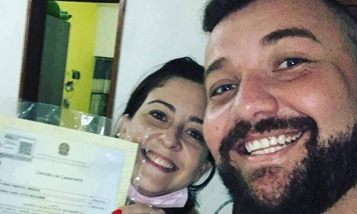 Cap doi vui ve an mung ly hon gay xon xao