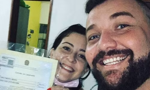 Cap doi vui ve an mung ly hon gay xon xao