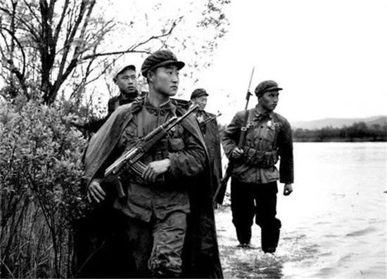 Nhiệm vụ chiến lược chính của Quân đội Trung Quốc trong giai đoạn thứ nhất là ngăn chặn sự xâm nhập của văn hóa, chính trị, quân sự phương Tây vào Trung Quốc; do vậy Trung Quốc coi Mỹ và đồng minh của Mỹ như Nhật Bản, Hàn Quốc, Đài Loan, Philippines… là những "mối đe dọa trực tiếp" và chiến lược phòng thủ bờ biển phía đông được chú trọng.