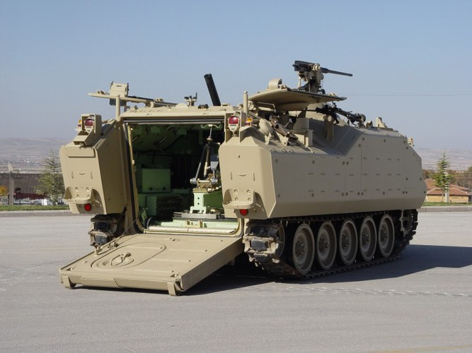 Xe được bố trí cửa đổ quân phía sau để tạo sự an toàn cho binh sĩ.