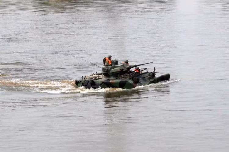 Ngoài ra ACV-15 có khả năng lội nước tốt với việc sử dụng bánh xích quay tạo lực đẩy cho phép nó di chuyển với tốc độ 6,3km/h.