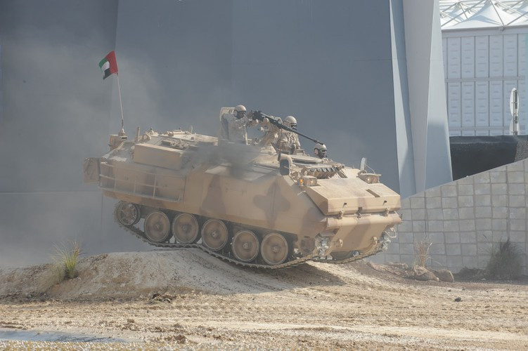 Xe có khả năng chở 9 binh sĩ với đầy đủ vũ khí trang bị. Dọc thân xe có 5 lỗ châu mai để binh sĩ có thể ngắm bắn từ bên trong.