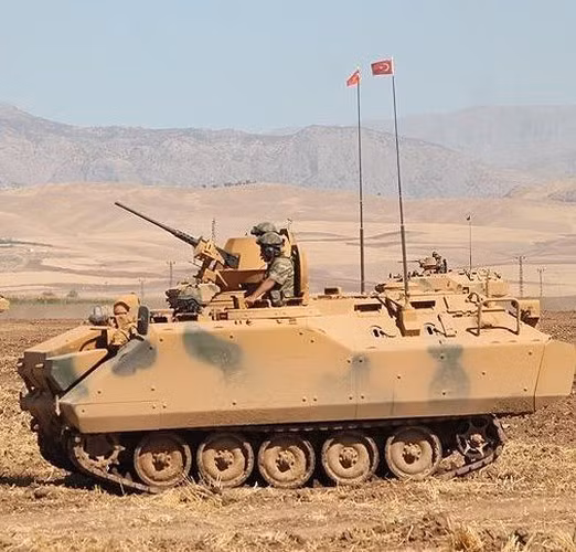 Thiết giáp ACV-15 trang bị động cơ diesel 6V537T công suất 300 mã lực kết hợp hộp số tự động Allison X-200-4 5 cấp cho phép di chuyển trên nhiều loại địa hình, tốc độ tối đa đạt được là 65km/h, dự trữ hành trình 490km.