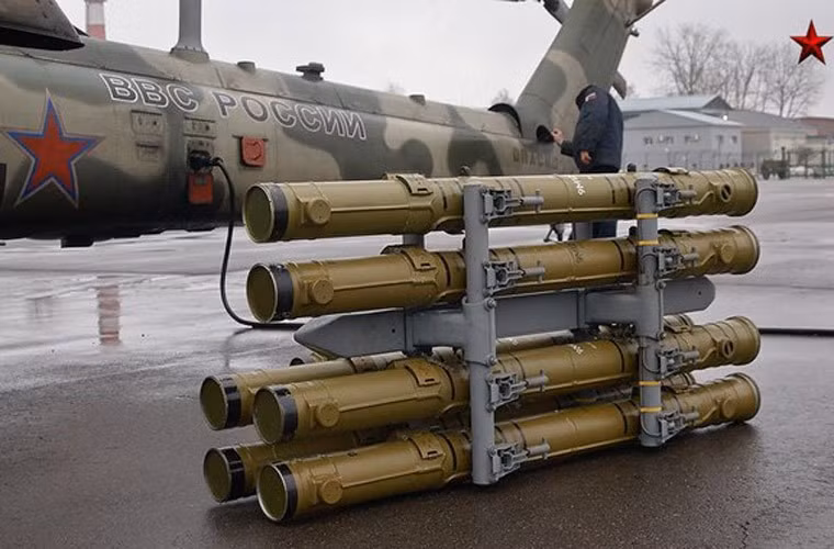 9M120 Ataka được lắp đặt trên trên các loại trực thăng Mi-24V, Mi-28, Mi-8AMTS, Ka-29 và các loại xe chiến đấu khác 9P149 và 9P149M thuộc tổ hợp 9K132 Storm-SM, các tàu tuần tra thuộc dự án Mirage.