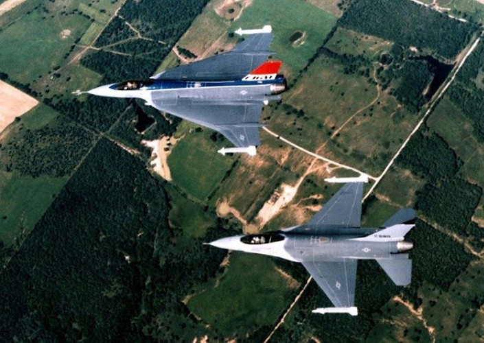 So với nguyên mẫu tiêm kích F-16, phiên bản F-16XL có thay đổi lớn về thiết kế phần cánh.