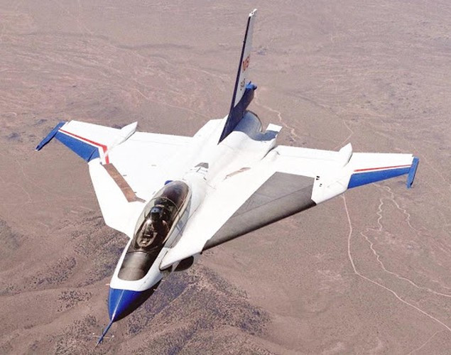 Chuyến bay đầu tiên của F-16XL được thực hiện vào ngày 3/ 7/1982.