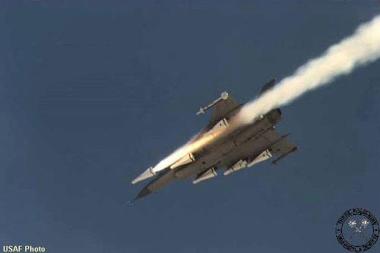 Để tăng thêm các điểm treo vũ khí, F-16XL được thiết kế cánh tam giác.