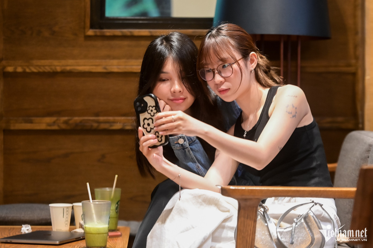 Hải Yến và Châu Sa (trong ảnh) là khách quen, thường uống nước matcha cream của quán. Yến cho biết, thường xuyên đến Starbucks Reserve Hàn Thuyên từ những ngày đầu quán mở cửa vì vị trí thuận tiện cho việc đi lại giữa các điểm vui chơi tại trung tâm TPHCM. "Em đến đây một phần vì thương hiệu, do vậy, chưa chắc sẽ quay lại nếu là một nhãn hàng khác mở ở vị trí này", cô nói.